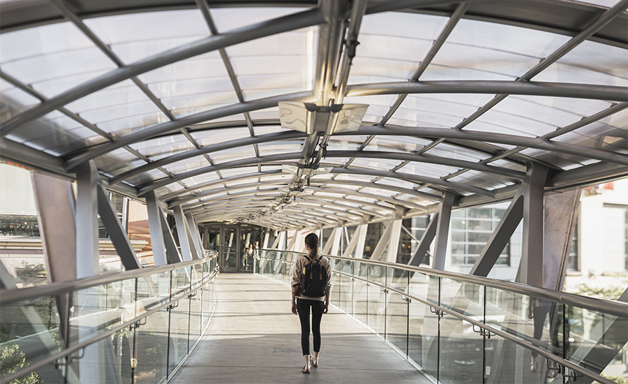 Überdachte Wege und Treppen